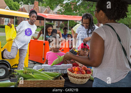 Detroit, Michigan - Nachbarschaft Gruppen halten ein Sommer Street fair. Stockfoto