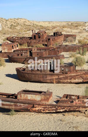 Verrostete Schiffe auf dem ehemaligen Meeresboden der Aral-See in der Nähe von Moynaq, Usbekistan. Stockfoto