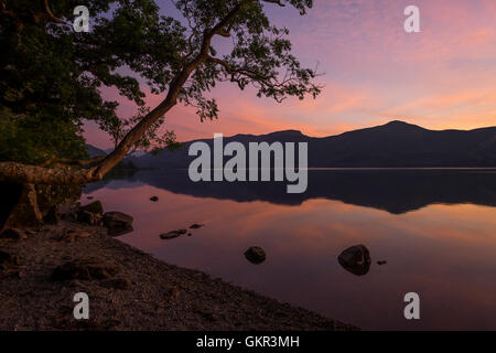 Derwent Water kurz nach Sonnenuntergang, Lake District, Großbritannien Stockfoto