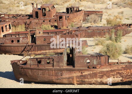 Verrostete Schiffe auf dem ehemaligen Meeresboden der Aral-See in der Nähe von Moynaq, Usbekistan. Stockfoto