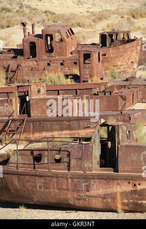 Verrostete Schiffe auf dem ehemaligen Meeresboden der Aral-See in der Nähe von Moynaq, Usbekistan. Stockfoto