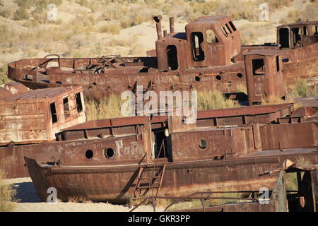 Verrostete Schiffe auf dem ehemaligen Meeresboden der Aral-See in der Nähe von Moynaq, Usbekistan. Stockfoto