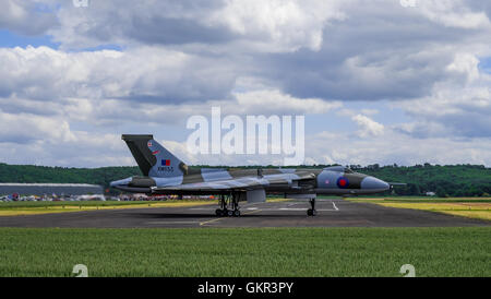 Avro Vulcan XM655 Rollen auf die Startbahn in Wellesbourne Flugplatz als Teil einer jährlichen Anzeige. Stockfoto