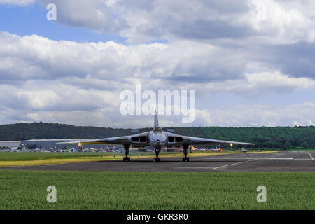 Avro Vulcan XM655 Rollen auf die Startbahn in Wellesbourne Flugplatz als Teil einer jährlichen Anzeige. Stockfoto