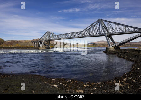 Falls der Lora, ein Gezeiten-Rennen an der Mündung des Glen Etive & Connel Bridge bei einem Freischwinger in Schottland Stockfoto