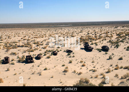 Verrostete Schiffe auf dem ehemaligen Meeresboden der Aral-See in der Nähe von Moynaq, Usbekistan. Stockfoto