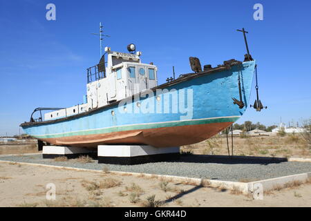 Angeln-Schiff als Denkmal in Moynaq in der Nähe einer ehemaligen Fischerhafen, Usbekistan. Stockfoto