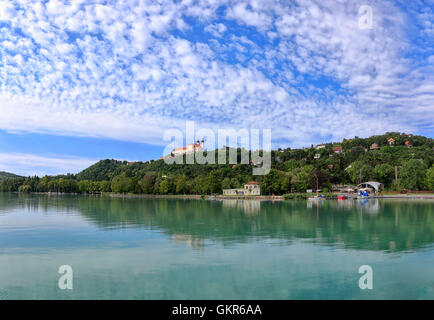 Den Hafen und die Abtei von Tihany in Ungarn Stockfoto