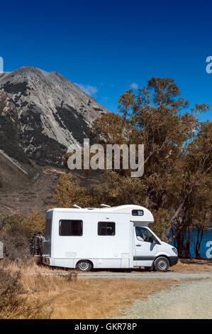 Wohnmobil Wohnmobil am Lake Pearson / Moana Rua Wildlife Refuge befindet sich im Craigieburn Forest Park in Canterbury Region Süd Isla Stockfoto