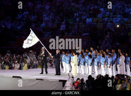 Präsident des Internationalen Olympischen Komitees Thomas Bach "Wellenlinien" die Olympische Flagge im Rahmen der feierlichen Übergabe der Rio Olympische Spiele 2016-Abschlussfeier im Maracana, Rio De Janeiro, Brasilien. Stockfoto