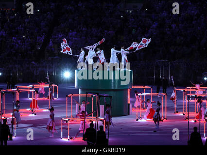 Darsteller während der Tokyo 2020-Spiele während der Rio Olympischen Spiele 2016 Closing Ceremony im Maracana, Rio De Janeiro, Brasilien. Stockfoto