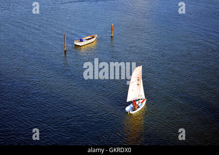 Luftaufnahme von zwei Booten auf dem Itchen River in Southampton, England, UK Stockfoto