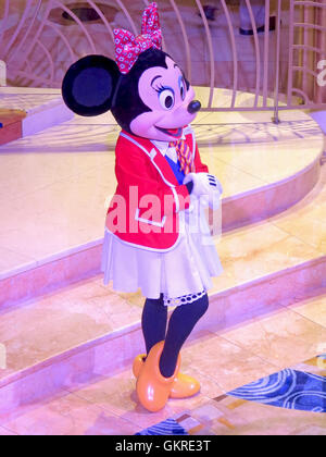 Nassau, Bahamas. 30. Januar 2013. Minnie Mouse Begrüßung Gäste im Atrium Lobby auf der Disney Dream Cruise Ship. Stockfoto