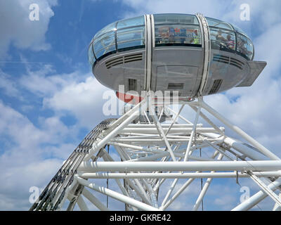 London, England. 22. Juli 2014. Blick auf eine der Kapseln mit dem London Eye. Lucy Clark/Alamy Live-Nachrichten Stockfoto