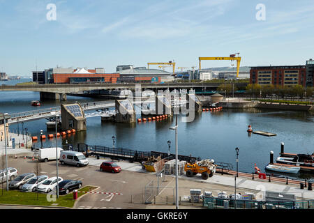 Belfast Fluss Lagan Hafenviertel einschließlich der Wehr m3 Lagan Brücke Odyssee und Umgebung Stockfoto