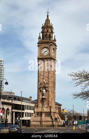 der Albert Memorial Clock Tower im Stadtzentrum von Belfast durch Untergrundbewegung in den Banken des Flusses Farset gelehnt Stockfoto