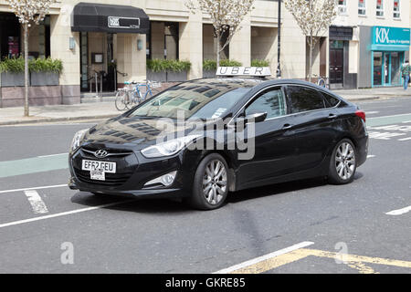 Uber-Taxi in Belfast City centre Nordirland Stockfoto