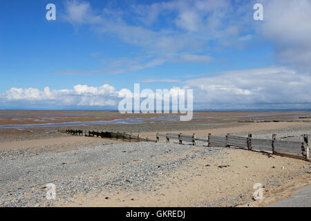 Strand mit Blick auf Morecambe Bay am Rossall Point, Fleetwood, Lancashire bei niedrigem Wasserstand Stockfoto