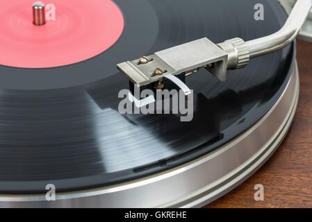 Closeup umgearbeitet von alten Plattenspieler mit Vinyl-Schallplatte Stockfoto