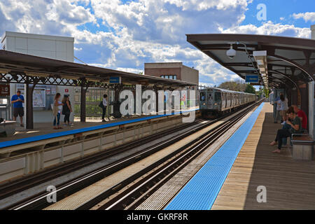 Ein südlich gebundener El Zug kommt auf dem CTA Southport Bahnsteig auf die braune Linie in Chicago. Stockfoto