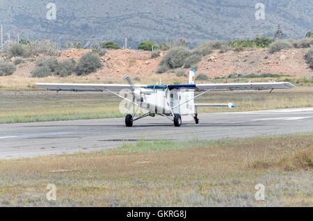 Kleines Flugzeug Pilatus PC-6/B2-H4 Turbo Porter, Landung in Castellon De La Plana Flugplatz (Spanien) Stockfoto