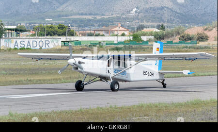 Kleines Flugzeug Pilatus PC-6/B2-H4 Turbo Porter, Landung in Castellon De La Plana Flugplatz, Richtung bis zum Parkplatz. Stockfoto