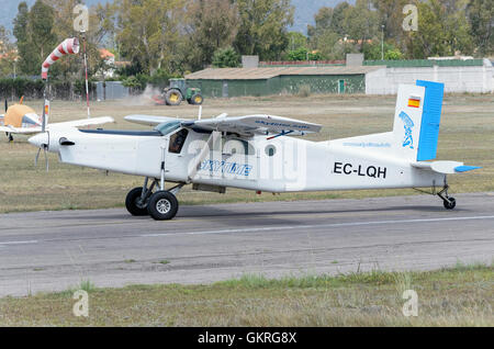 Kleines Flugzeug Pilatus PC-6/B2-H4 Turbo Porter, Landung in Castellon De La Plana Flugplatz, Richtung bis zum Parkplatz. Stockfoto