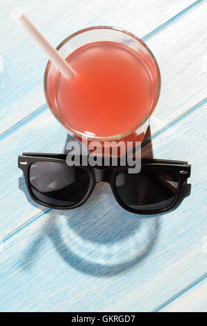 Smiley-Drink am Strand-Tabelle Stockfoto