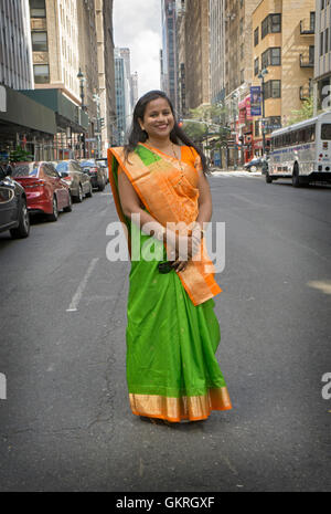 Eine indische Frau in einen Sari mit den Kleidern der indischen Flagge in 2016-India-Day-Parade in New York City. Stockfoto