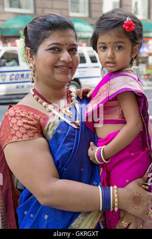 Porträt einer indischen Frau und ihre drei Jahre alte Tochter in 2016-India-Day-Parade in New York City Stockfoto
