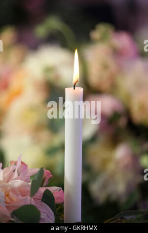 Hochzeitsdekoration. Kerze mit Blumen. Stockfoto