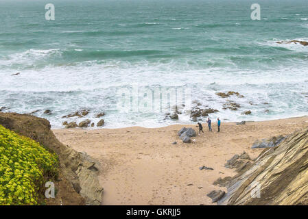 Urlauber am Strand in einer kleinen Bucht auf der Landzunge in Newquay, Cornwall. Stockfoto