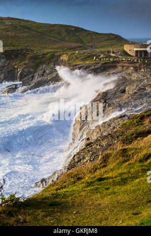 Windige Wetter fährt große Wellen auf die Felsen auf den Towan Strand in Newquay, Cornwall. Stockfoto