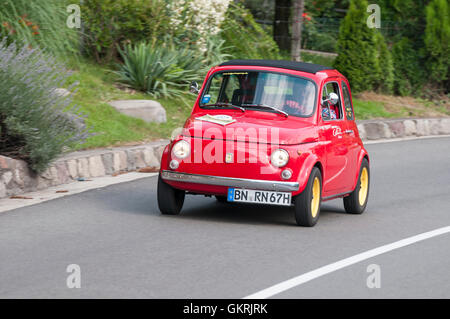 Meran, Italien - 8. Juli 2016: Südtirol Rallye 2016 FIAT 500 L Schenna Straße Richtung Schenna Dorf Stockfoto