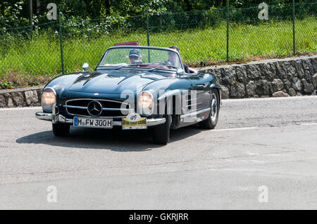 Meran, Italien - 8. Juli 2016: Merceces 300 SL Roadster auf der Schennastraße Richtung Schenna Stockfoto