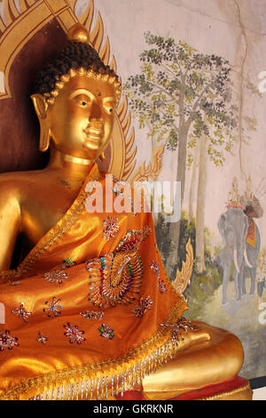 Goldene Buddha-Statue im Wat Phra, dass Doi Suthep Tempel Thailand Stockfoto