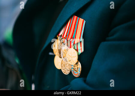 Schließen Sie die Ansicht der Medaillen auf die dunkelblaue Jacke Veteranen des 2. Weltkrieges, während der Feier des Sieges 9 Mai In Gomel-Belarus Stockfoto
