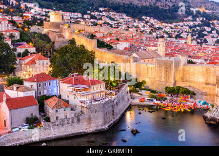 Dubrovnik, Kroatien. Spektakuläre Dämmerung malerischen Blick auf die alte Stadt von Ragusa aus der Festung Lovrijenac. Stockfoto