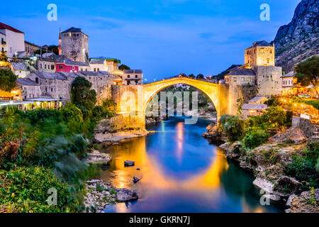 Mostar, Bosnien und Herzegowina. Die alte Brücke, Stari Most, mit smaragdgrünen Fluss Neretva. Stockfoto