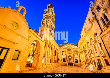 Split, Kroatien. Diokletian Palast Säulenhalle vor Glockenturm der Kathedrale des Heiligen Domnius. Stockfoto