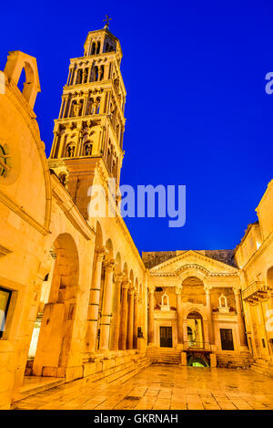 Split, Kroatien. Diokletian Palast Säulenhalle vor Glockenturm der Kathedrale des Heiligen Domnius. Stockfoto