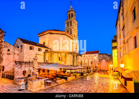 Split, Kroatien. Diokletian Palast Säulenhalle vor Glockenturm der Kathedrale des Heiligen Domnius. Stockfoto