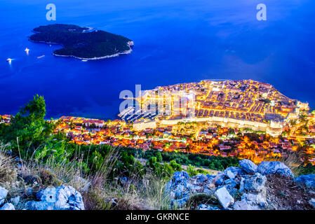 Dubrovnik, Kroatien. Spektakuläre Dämmerung malerischen Blick auf die Altstadt, mittelalterliche Ragusa und Lokrum Insel an der dalmatinischen Küste. Stockfoto