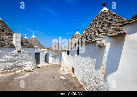 Alberobello, Italien, Apulien. Einzigartigen Trulli Häuser mit konischen Dächern. Trullo, ist eine traditionelle apulische trocken Steinhütte. Stockfoto