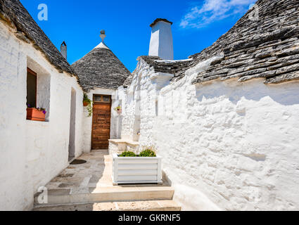 Alberobello, Italien, Apulien. Einzigartigen Trulli Häuser mit konischen Dächern. Trullo, ist eine traditionelle apulische trocken Steinhütte. Stockfoto