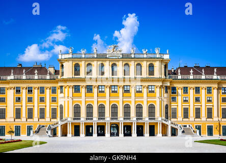 Wien, Österreich. Schloss Schönbrunn in Wien. Es ist eine ehemalige kaiserliche 1.441 Zimmer Rokoko Sommerresidenz in modernen österreichischen Hauptstadt Stockfoto