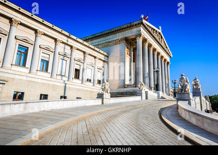 Panoramablick über österreichische Parlamentsgebäude mit berühmten Pallas Athene Brunnen und Haupteingang in Wien, Österreich. Stockfoto