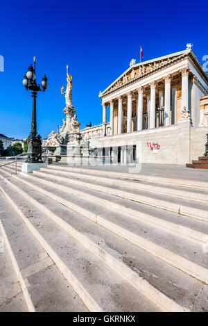 Panoramablick über österreichische Parlamentsgebäude mit berühmten Pallas Athene Brunnen und Haupteingang in Wien, Österreich Stockfoto