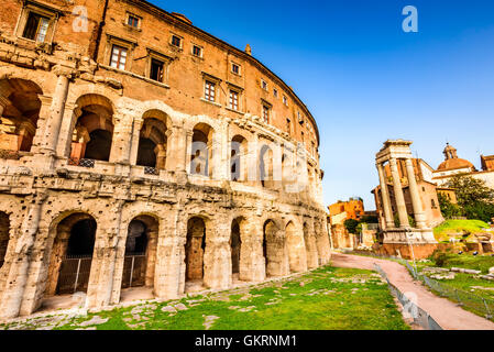 Rom, Italien. Morgendlichen Blick auf das Theater des Marcellus (Italienisch: Teatro di Marcello) erbaut im frühen römischen Republik. Stockfoto