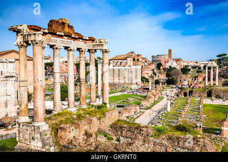 Rom, Italien.  Blick auf den Sonnenuntergang mit den Ruinen des Forum Romanum, Römisches Reich. Hintergrund mit Kolosseum (Colosseo oder Kolosseum). Stockfoto